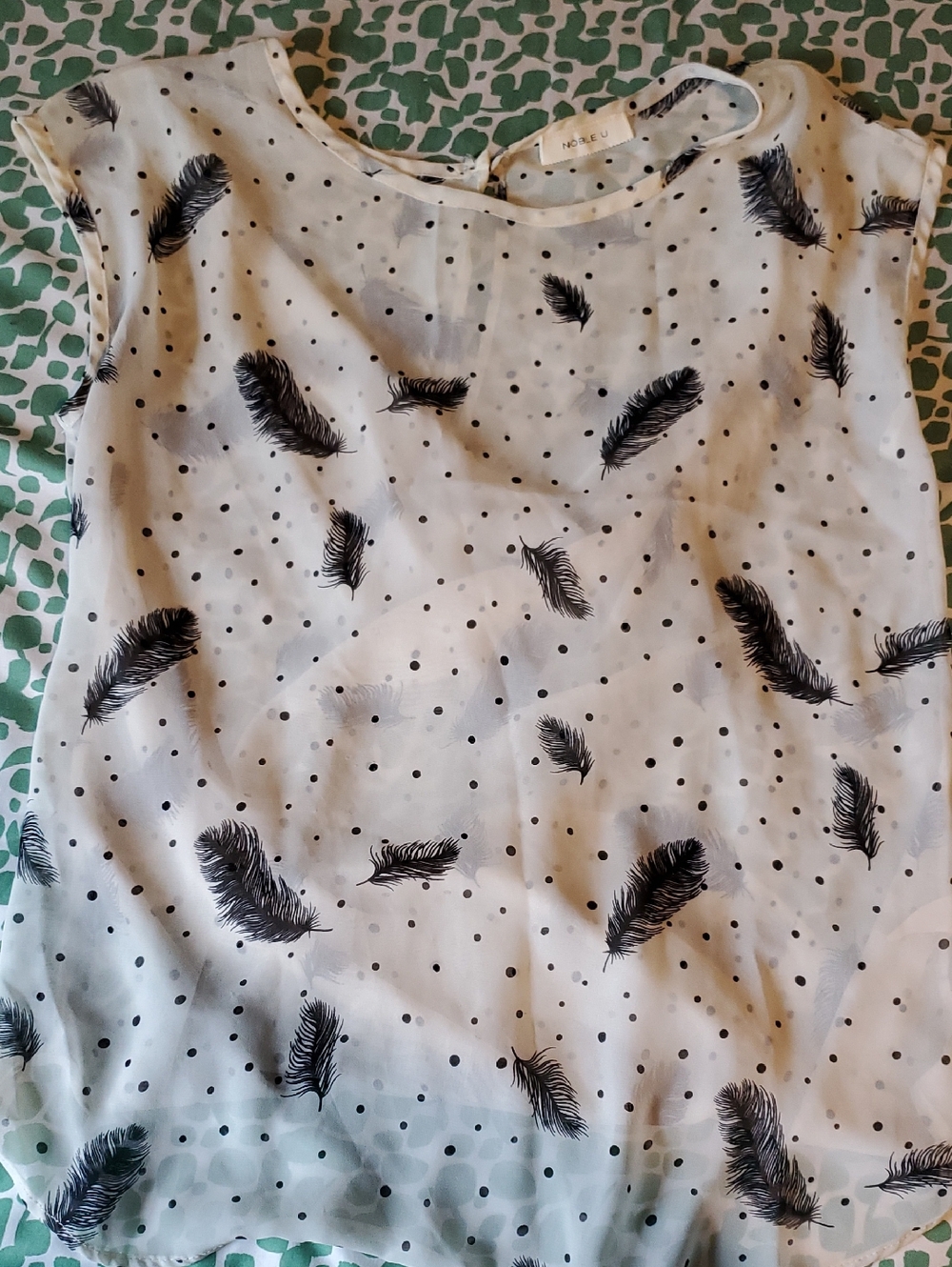Noble U White Feather Print Sleeveless Top